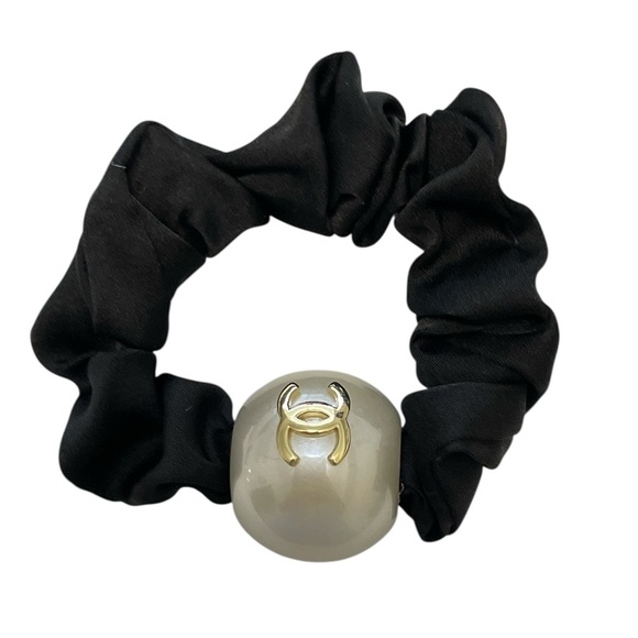 CHANEL Accessories - Chanel Beauté Black Scrunchie Faux Pearl Gold CC Accent GWP NIB